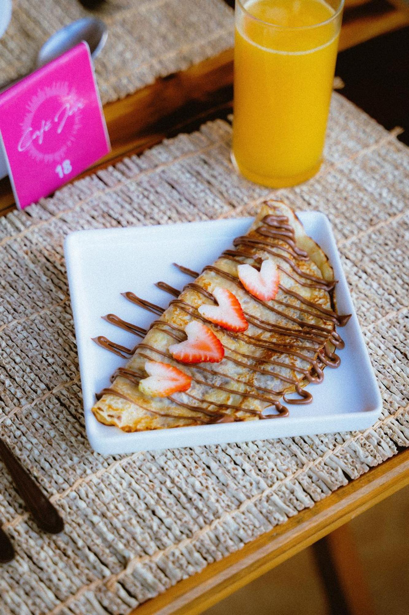 Cafe Jeri Hotel Jijoca de Jericoacoara Bagian luar foto A crêpe filled with chocolate and strawberries