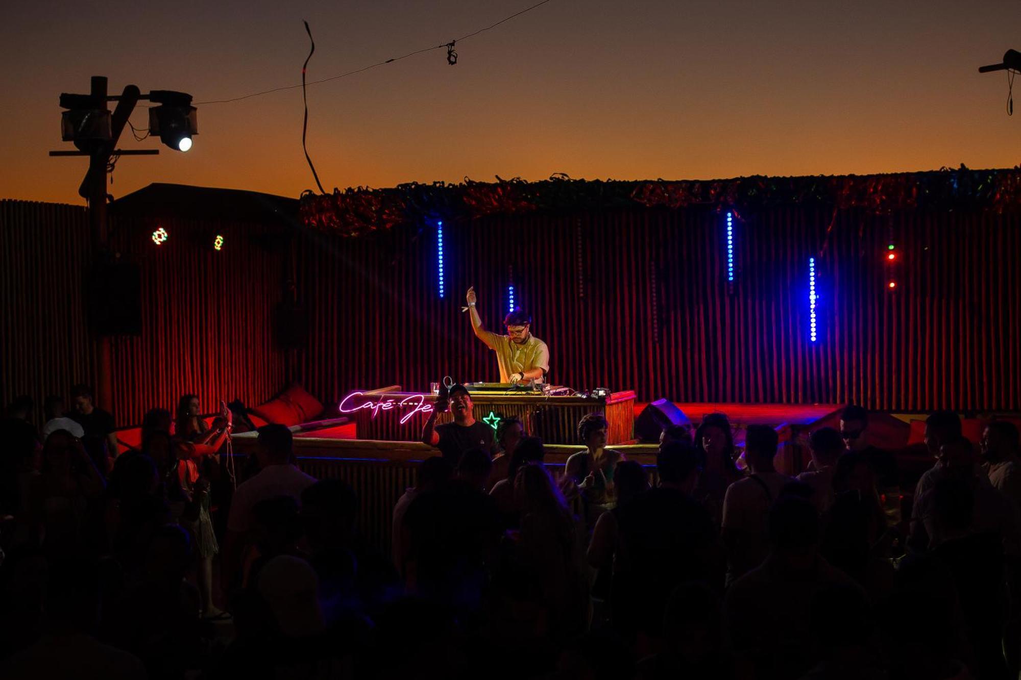 Cafe Jeri Hotel Jijoca de Jericoacoara Bagian luar foto DJ performing at the 2011 festival